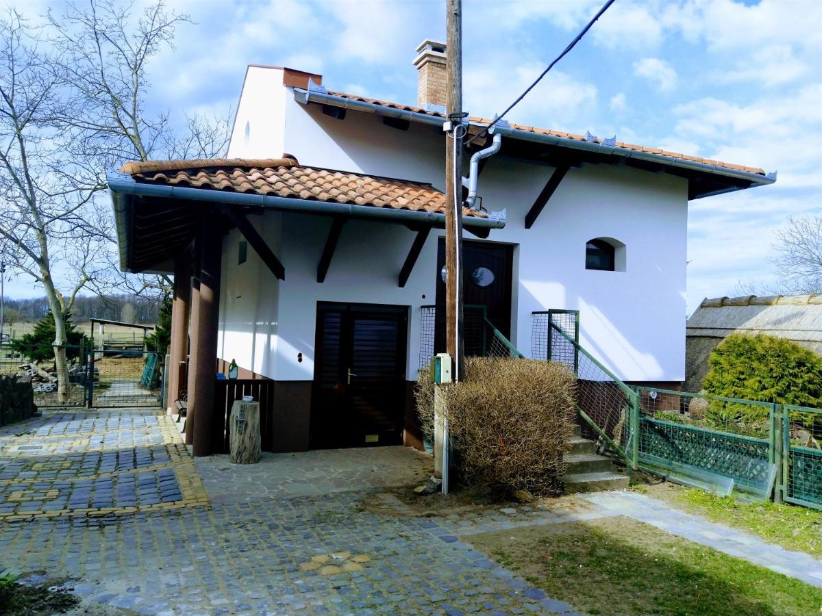 Dabasi Lovas Vendeghaz Hotel Exterior photo