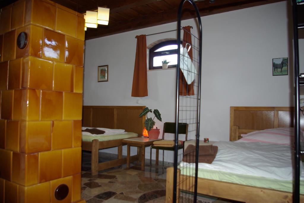 Dabasi Lovas Vendeghaz Hotel Room photo