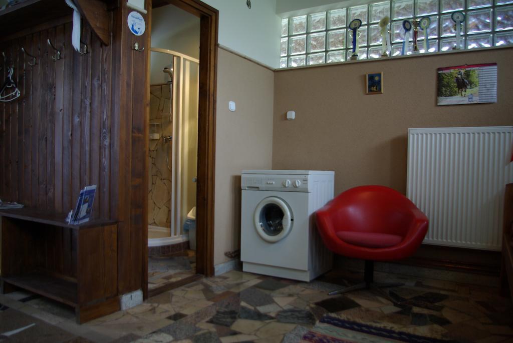 Dabasi Lovas Vendeghaz Hotel Room photo