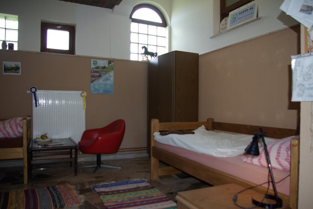 Dabasi Lovas Vendeghaz Hotel Room photo