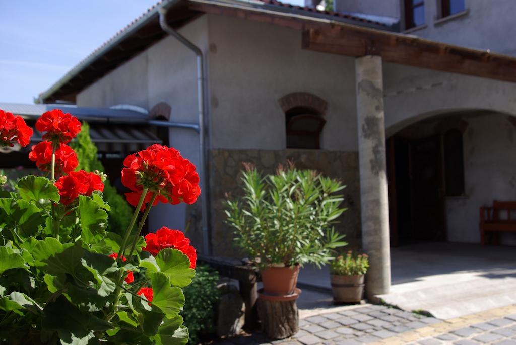 Dabasi Lovas Vendeghaz Hotel Exterior photo