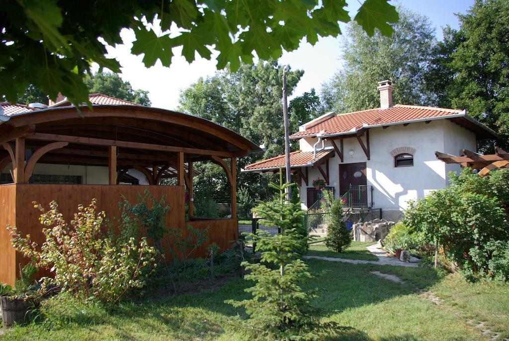 Dabasi Lovas Vendeghaz Hotel Exterior photo